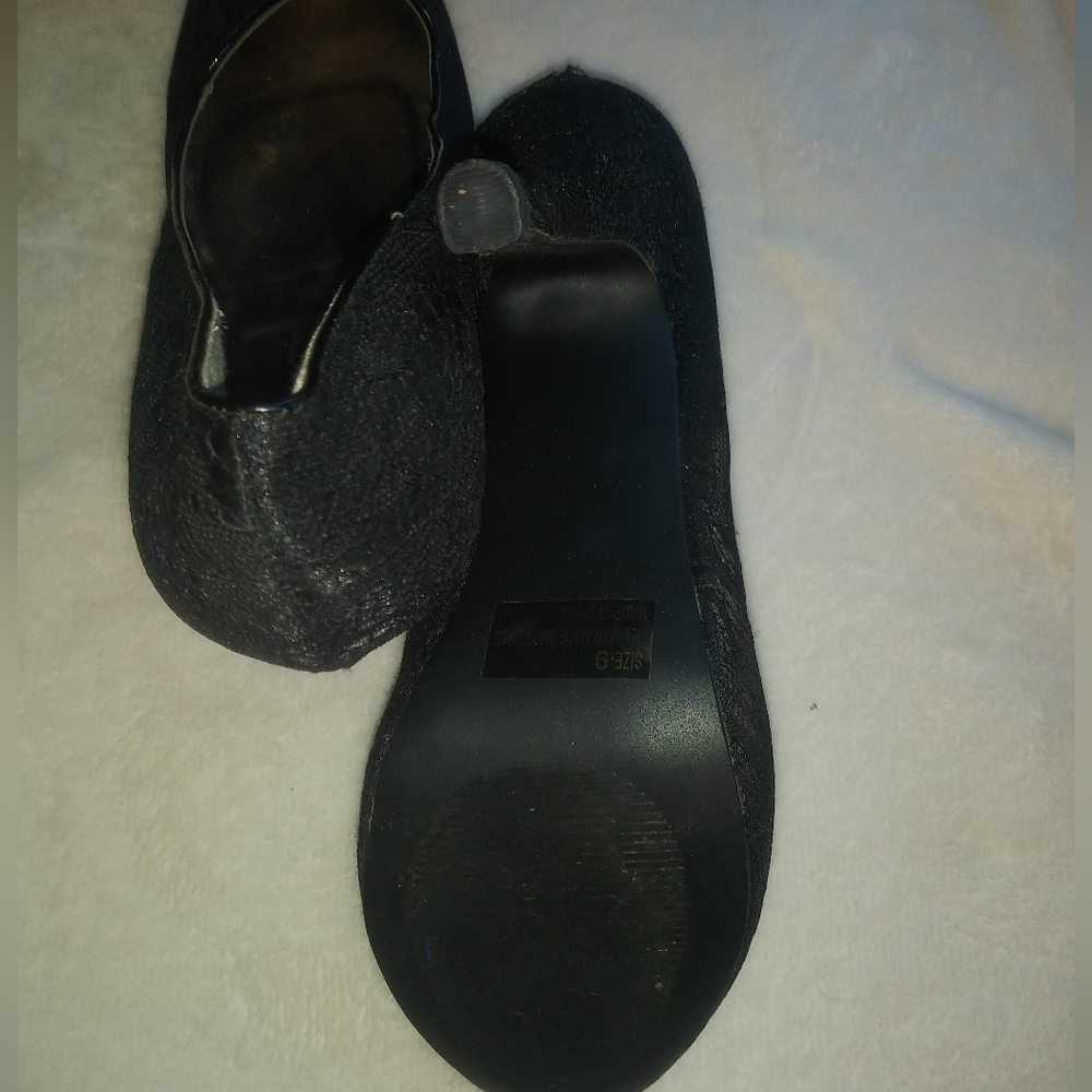 Black lace women's heels size 9 Maurices - Picture 3 of 4